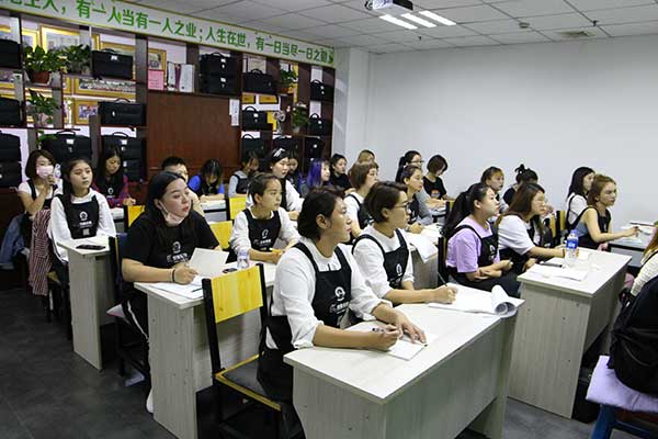 沈阳统丽职业技术学校招生年龄