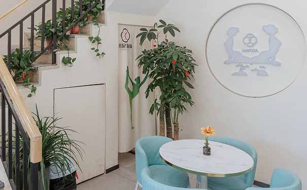 �Ͼ��٤��ѵѧУ�ļҺ�_ѧ�Ѽ۸�